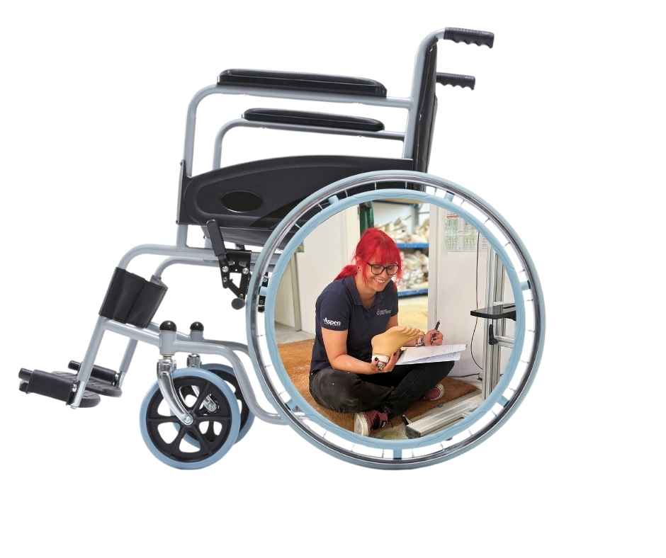 Ein Tisch mit Blumenstrauß