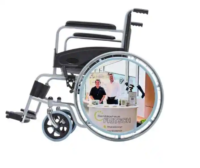 Detailfoto eines Mitarbeiters, wie er einen ROllstuhl repariert.